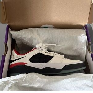 Nike SB ISHOOD PRM Low Brand new With Box Size M 5.5 W 7 white/ black-red